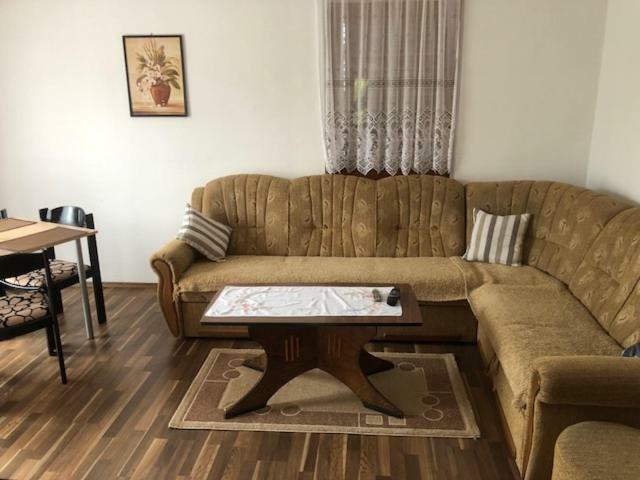 Apartman Nina Licko Petrovo Selo Esterno foto