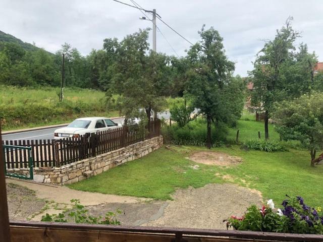 Apartman Nina Licko Petrovo Selo Esterno foto