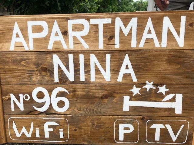 Apartman Nina Licko Petrovo Selo Esterno foto