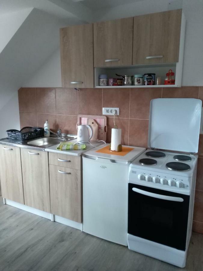 Apartman Nina Licko Petrovo Selo Esterno foto