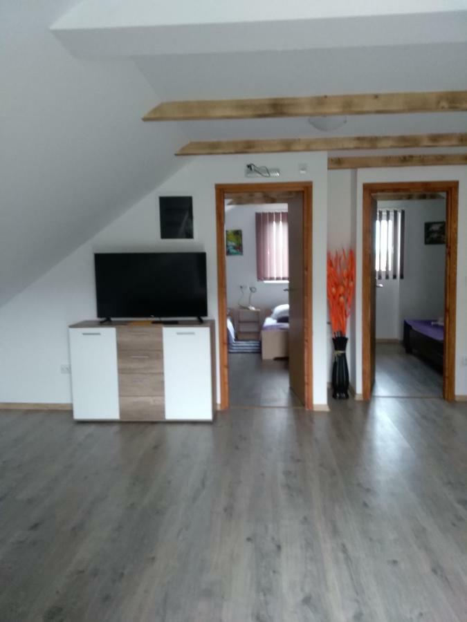 Apartman Nina Licko Petrovo Selo Esterno foto