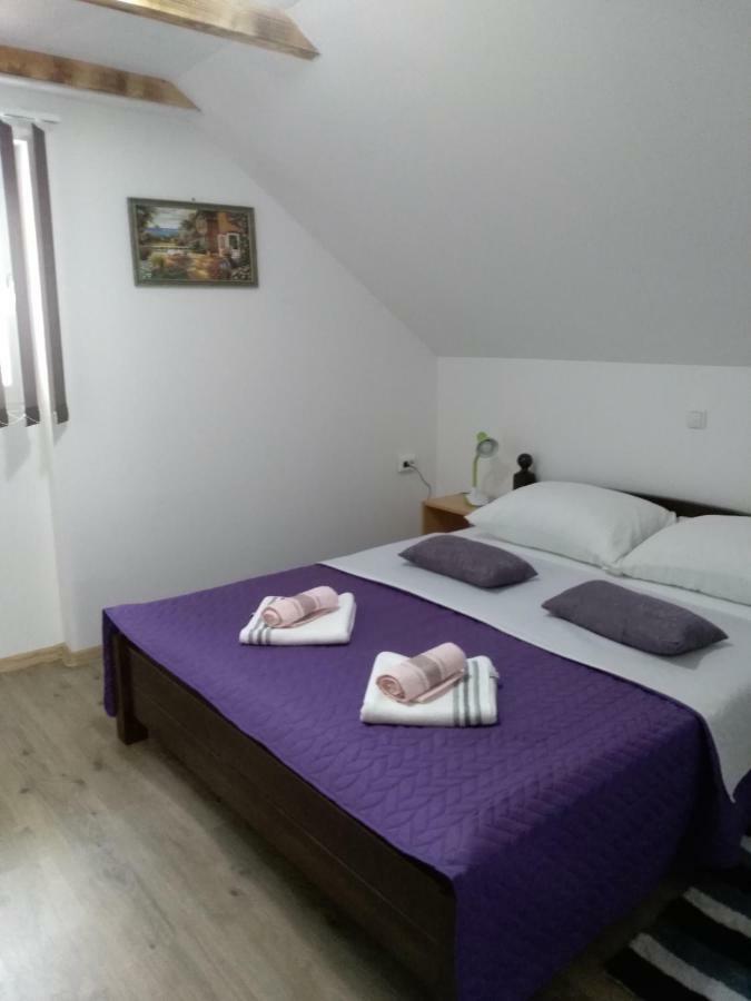Apartman Nina Licko Petrovo Selo Esterno foto