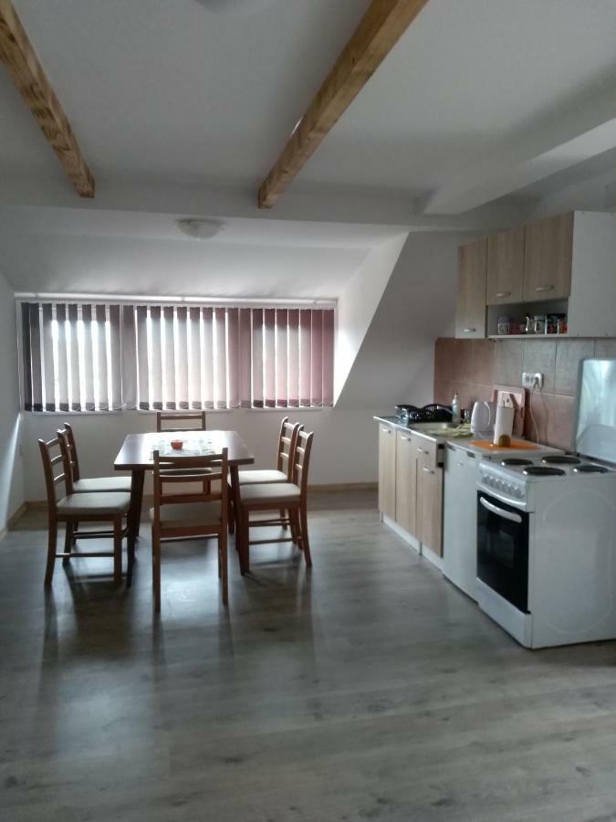 Apartman Nina Licko Petrovo Selo Esterno foto