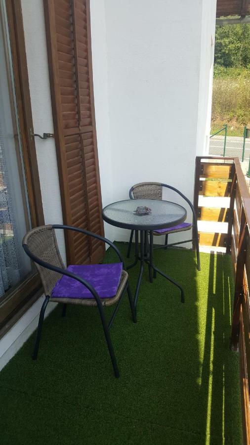 Apartman Nina Licko Petrovo Selo Esterno foto