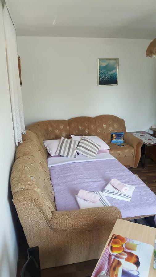 Apartman Nina Licko Petrovo Selo Esterno foto