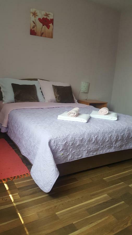 Apartman Nina Licko Petrovo Selo Esterno foto