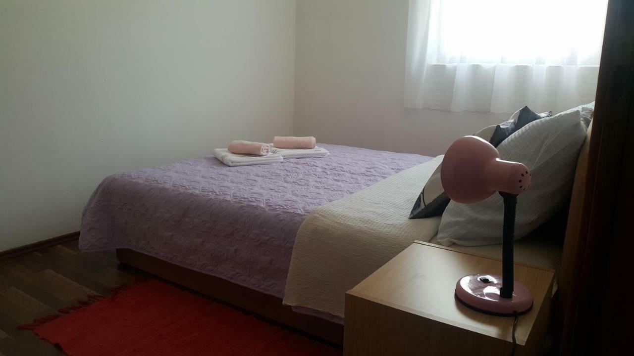 Apartman Nina Licko Petrovo Selo Esterno foto