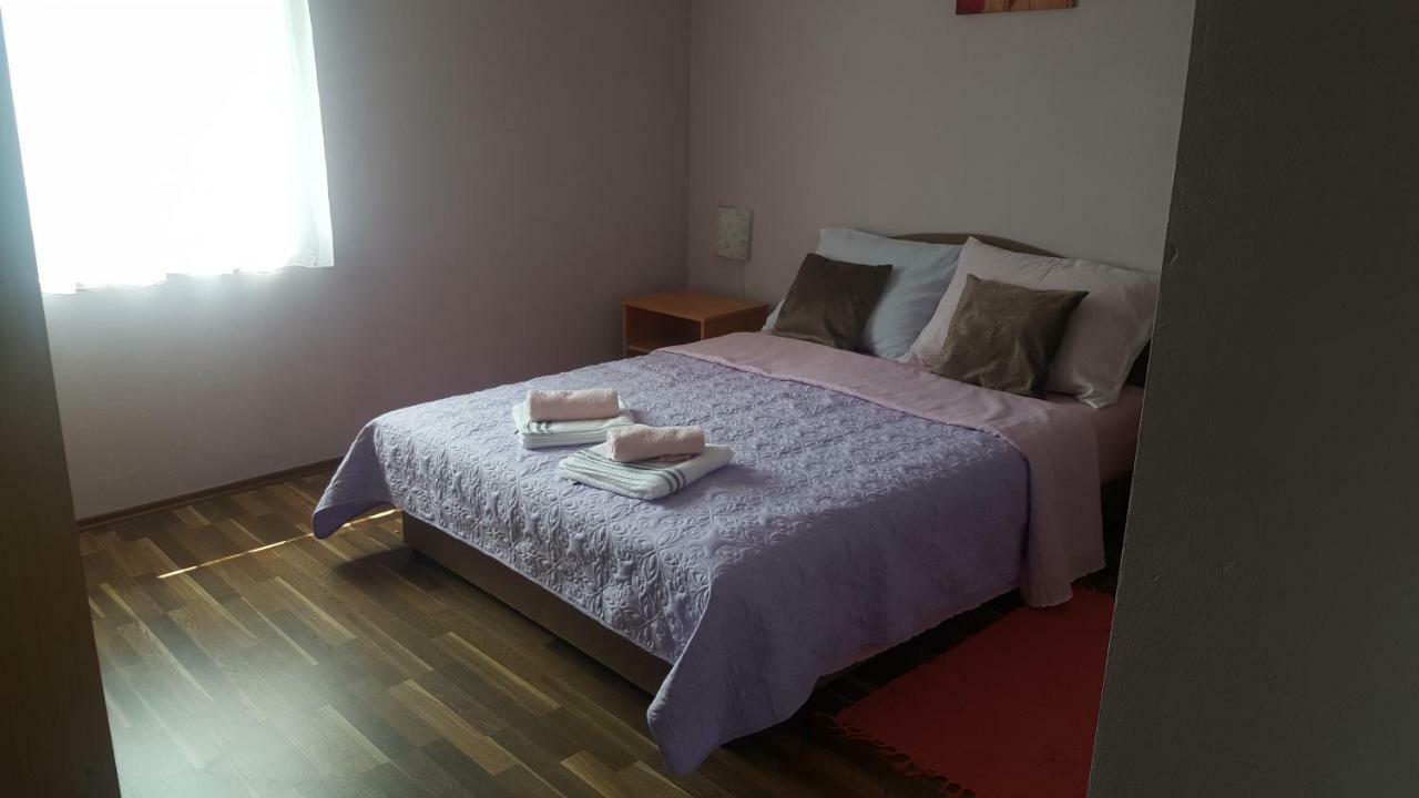 Apartman Nina Licko Petrovo Selo Esterno foto
