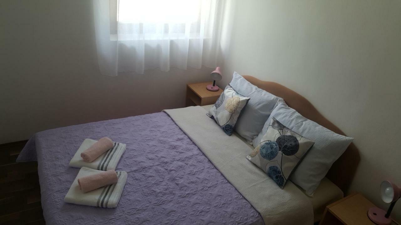 Apartman Nina Licko Petrovo Selo Esterno foto