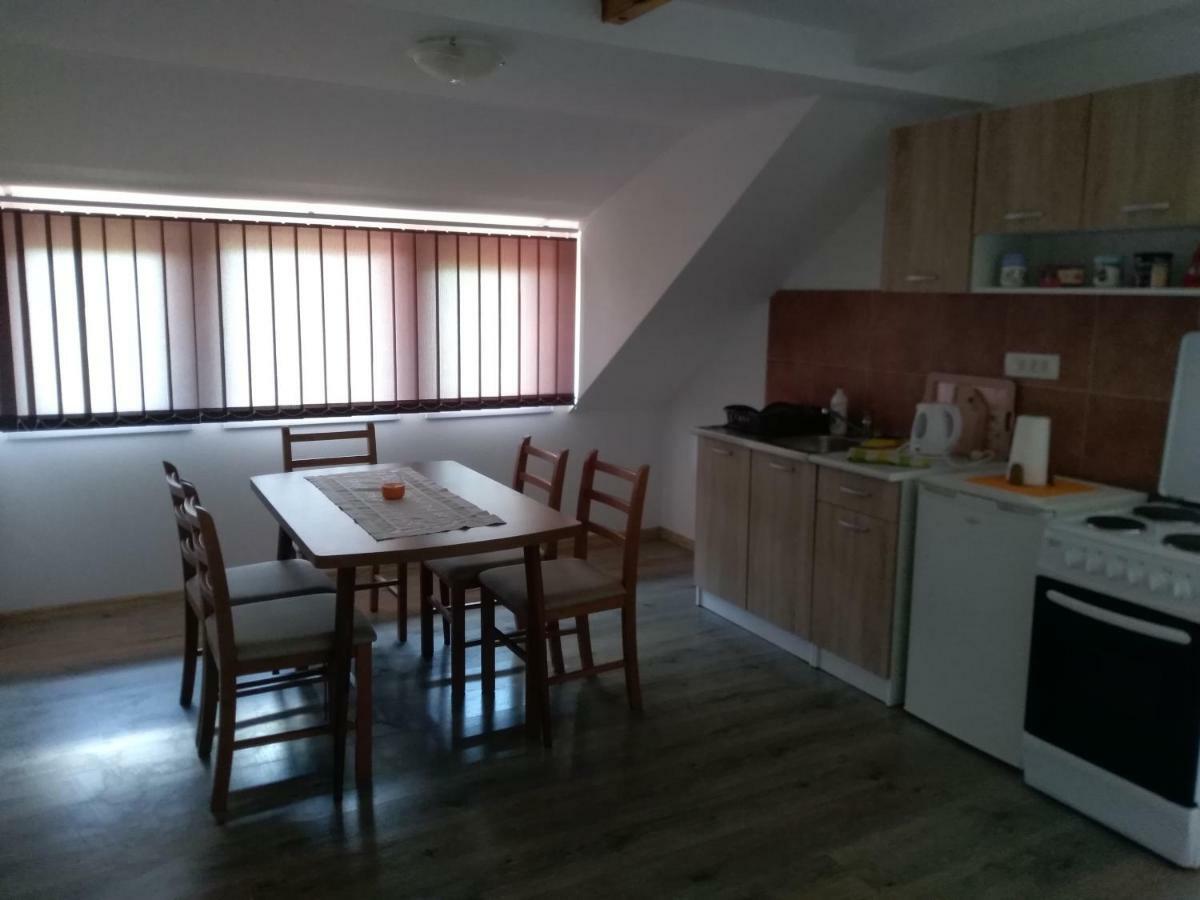 Apartman Nina Licko Petrovo Selo Esterno foto