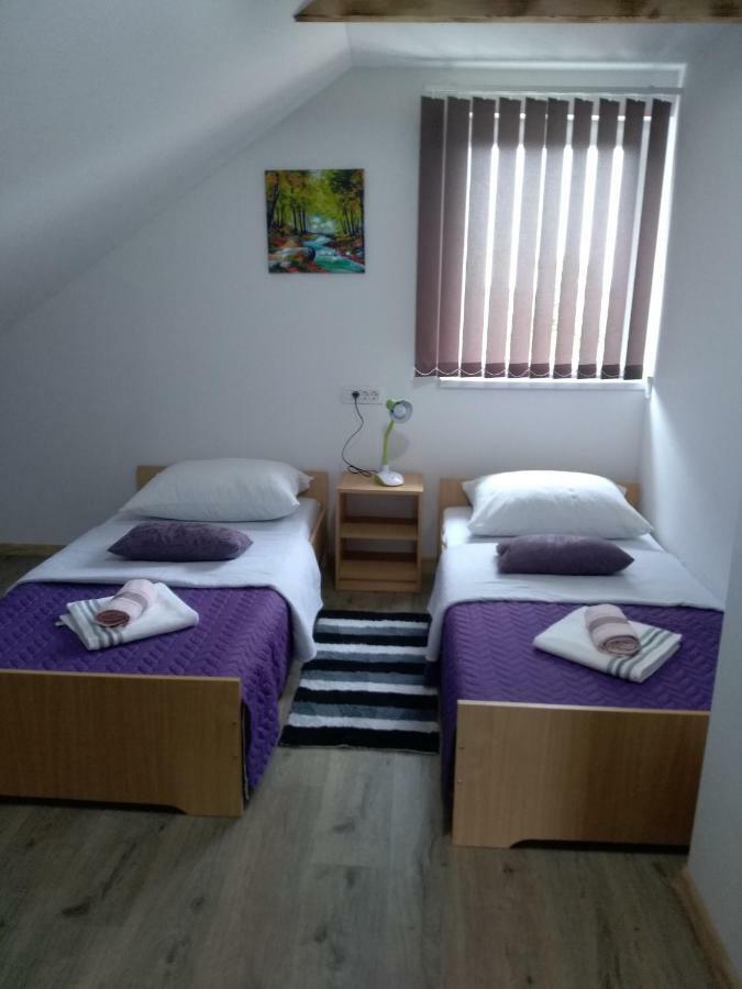 Apartman Nina Licko Petrovo Selo Esterno foto