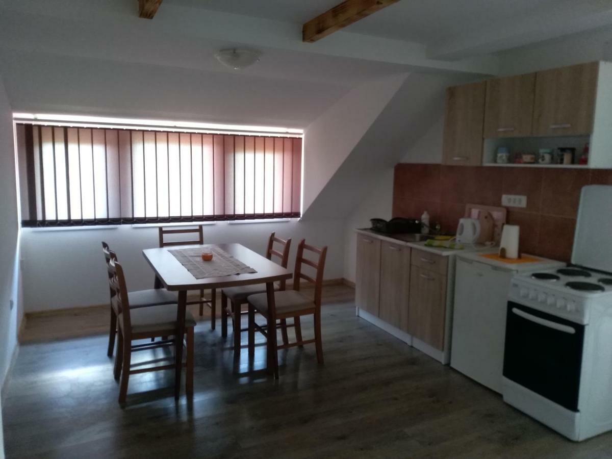 Apartman Nina Licko Petrovo Selo Esterno foto
