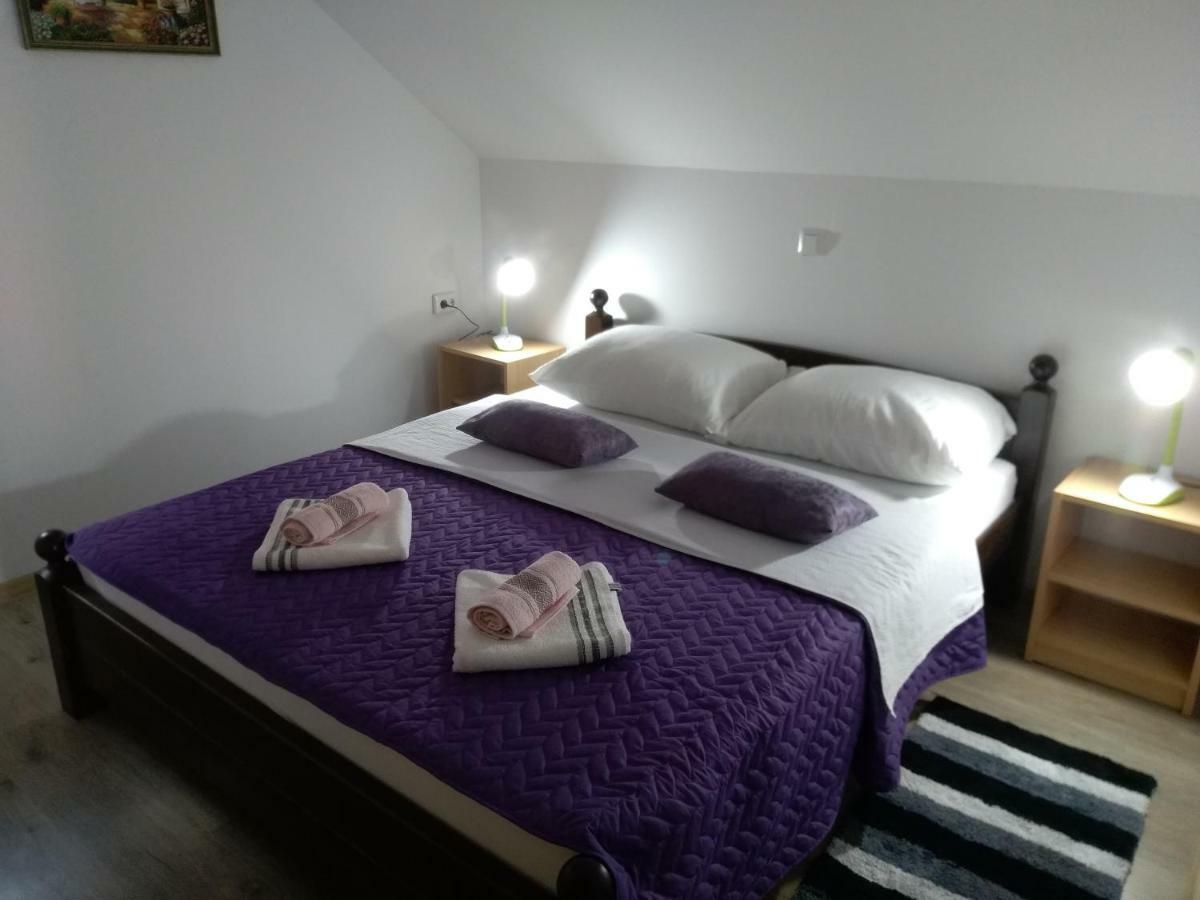 Apartman Nina Licko Petrovo Selo Esterno foto